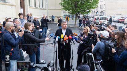 El presidente croata, Zoran Milanovic, habla con los medios de comunicación después de emitir su voto en Zagreb (Croacia) para las elecciones parlamentarias de este miércoles.