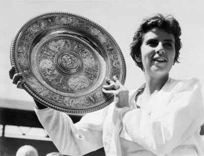 Bueno en 1959 tras recibir un trofeo en Wimbledon.