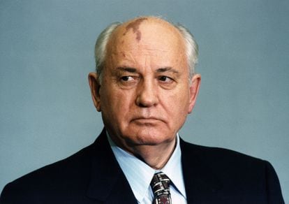 Mijaíl Gorbachov, en noviembre de 1999. El padre de la 'perestroika' creía en una política con rostro humano y quería que el planeta fuera más seguro. Nada más ajeno a él que la violencia. Por eso, en diciembre de 1991, el entonces presidente de la Unión Soviética se negó a utilizar al ejército para mantener la unidad de aquel Estado-Imperio que se desmoronaba.