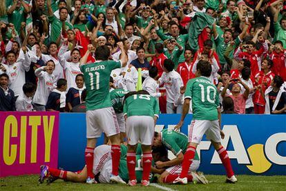 Los jugadores de la selección mexicana celebran el primer gol de la final ante Uruguay.
