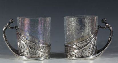 Las dos tazas de Masriera de plata y cristal que se pueden ver en el Museo del Modernismo Catalán de Barcelona.