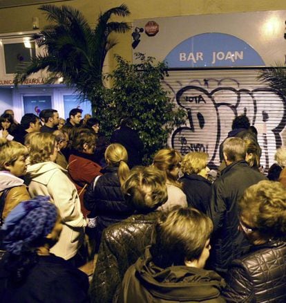 Concentración frente al Bar Joan de Barcelona tras el doble crimen.