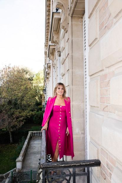Patricia della Giovampaola d’Arenberg posa vestida de Schiaparelli en uno de los balcones de su casa, con vistas al parque Monceau, en el distrito VIII de París. 
