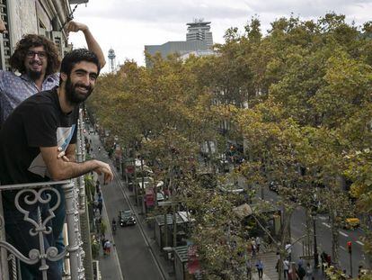 Cesar y Diego en uno de los balcones de su casa de la Rambla