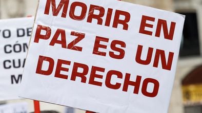 GRAF7417. MADRID, 18/03/2021.- Miembros de la asociación Derecho a Morir Dignamente se concentran en la Puerta del Sol a favor de la aprobación de la ley de eutanasia este jueves en el Congreso. EFE/ Chema Moya