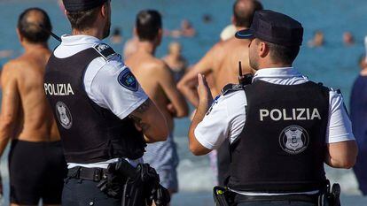 Dos agentes de la Policía Municipal de San Sebastián en la playa de La Concha en septiembre de 2022