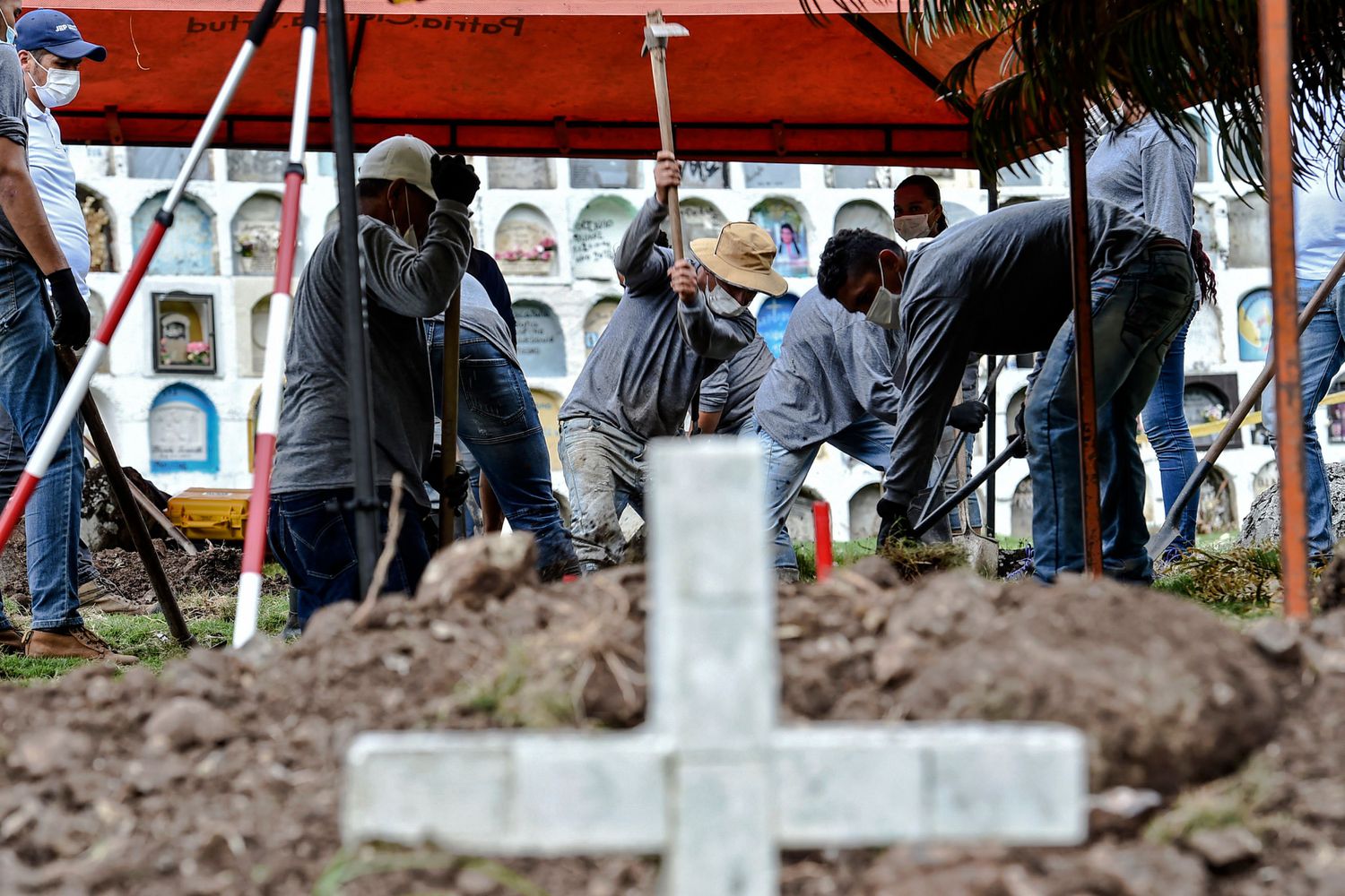 Sepultureros y expertos forenses buscan los restos de víctimas ejecutadas por miembros del Ejército colombiano durante el conflicto armado, en el cementerio de Dabeiba, Antioquia, Colombia, el  pasado 10 de noviembre.