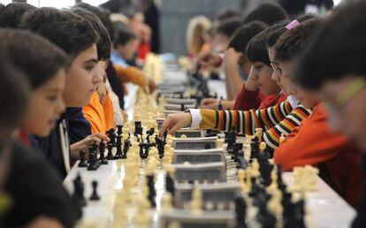 Niños compiten en el Campeonato de Ajedrez de Expourense. 
