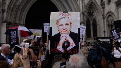 Un partidario del fundador de Wikileaks, Julian Assange, sostiene un cartel después de la primera audiencia en la apelación de extradición de Julian Assange, en el Tribunal Superior de Londres, el miércoles 11 de agosto de 2021.