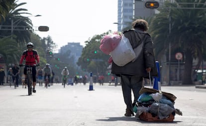 Un hombre sin hogar arrastra sus pertenencias en la Ciudad de México.