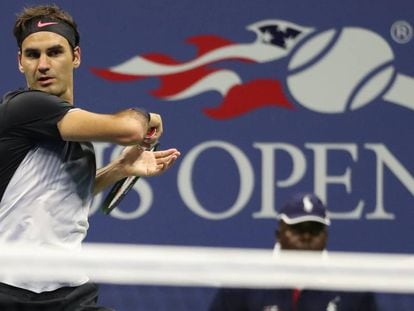 Roger Federer durante el partido de anoche contra Tiafoe.