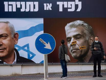 Cartel electoral con el conservador Benjamín Netanyahu (a la izquierda) y el centrista Yair Lapid, el 14 de marzo en Tel Aviv.