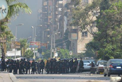 La policía egipcia se dirige hacia uno de los campamentos ocupados por seguidores del presidente depuesto Morsi.