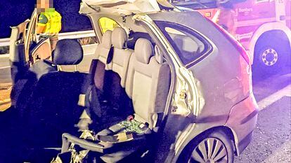 El vehiculo del hombre que ha fallecido al estrellar el coche que conducía contra un camión-grúa poco después, según todos los indicios, de matar de dos puñaladas en el pecho a su pareja sentimental en Benidorm (Alicante).