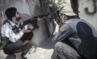Ricardo García, secuestrado, fotografía en Alepo a un rebelde.