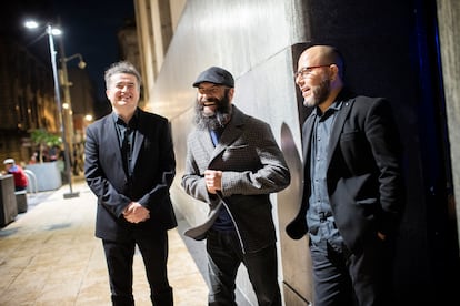 El pianista y compositor Alex Mercado, el baterista Gabriel Puentes y el contrabajista Israel Cupich, previo a un concierto en el Zinco Jazz Club en el centro histórico de la Ciudad de México.