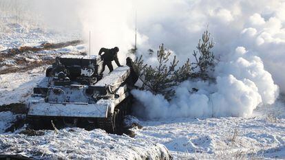 Unos soldados rusos participaban en unas maniobras, el 12 de febrero, en la región bielorrusa de Grodno.
