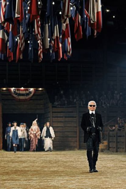 Lagerfeld en el desfile de la línea Métiers d’Art de Chanel en Dallas (Estados Unidos) el pasado diciembre.