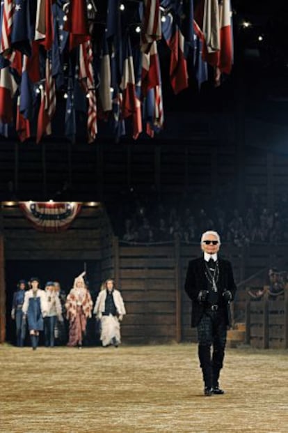 Lagerfeld en el desfile de la l&iacute;nea M&eacute;tiers d&rsquo;Art de Chanel en Dallas (Estados Unidos) el pasado diciembre.