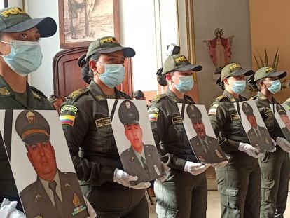 Ceremonia por todos los policías colombianos asesinados en lo que va de este año, en Medellín, el 26 de julio de 2022.