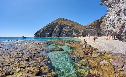 Roquedo volcánico en la playa de los Muertos, en Cabo de Gata (Almería).