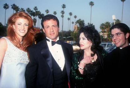 La actriz y modelo Angie Everhart (una de las parejas de Stallone), Sylvester Stallone, Jackie Stallone (su madre) y Sage Stallone (su hijo) posan en la gala de los premios Blockbuster en Los Ángeles en 1995.