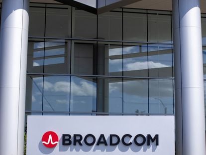 El logo de Broadcom en sus oficinas de Irvine (California).