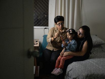Carmen Arriola y Natalia Vega con su hija en Lima (Perú).