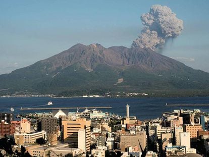 El volcán Sakurajima junto a la ciudad Kagosima.