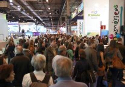 Numerosas personas en los estands de Sudamérica de la Feria Internacional de Turismo (Fitur) que hoy abre al público en el recinto ferial Juan Carlos I de Madrid.