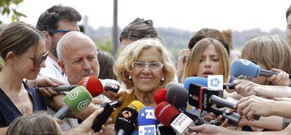 La candidata a la Alcald&iacute;a de la capital por Ahora Madrid, Manuela Carmena, hace unas declaraciones a los medios en el Mirador de la Cornisa, en Madrid, este lunes.