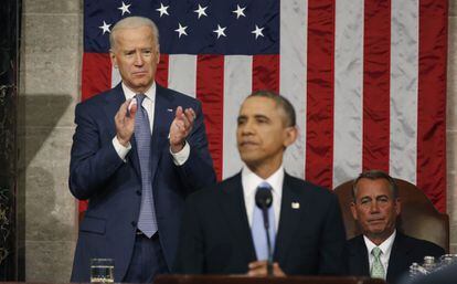 El vicepresidente Joe Biden aplaude de pie durante un momento del discurso de Barack Obama.