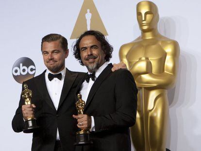 Alejandro Gonz&aacute;lez I&ntilde;&aacute;rritu y Leonardo DiCaprio posan con sus respectivos Oscar.