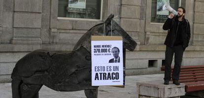 Un hombre protesta ante la sede de Liberbank en Oviedo el pasado mayo.