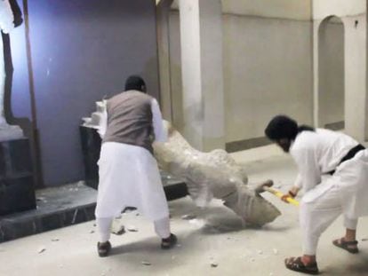 Gihadistes destrossen una antiguitat al museu de Nínive, a Mossul.