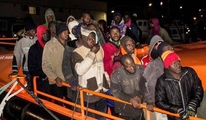 Rescate de inmigrantes este lunes en Motril (Granada).