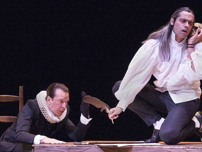 Juan Cañas y Álvaro Tato durante un ensayo de la obra 'Siglo de Oro, siglo de ahora', de la compañía Ron Lalá, en los Teatros del Canal.