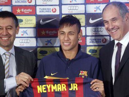 Neymar, con Zubizarreta y Bartomeu en su presentación.