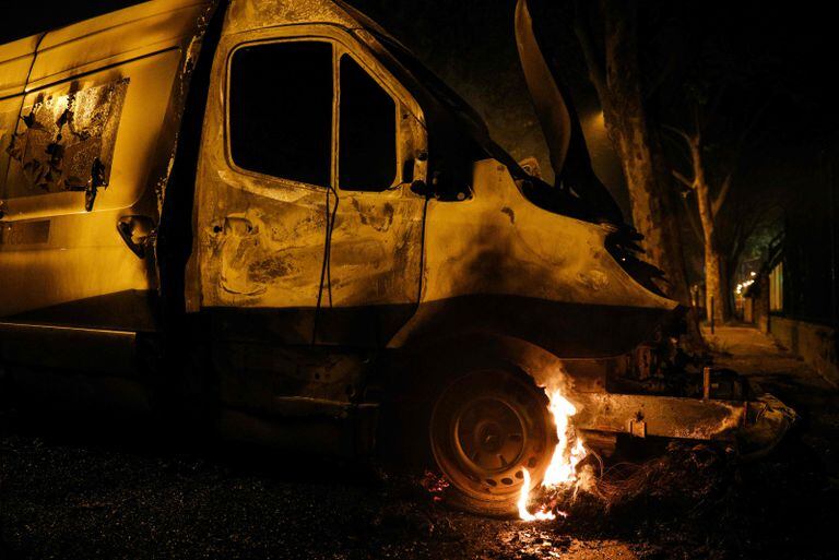 Restos de una camioneta incendiada durante los disturbios la noche del domingo en el suburbio parisino de Villeneuve-la-Garenne.