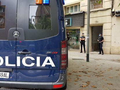 Furgoneta de la Policía Nacional en Barcelona durante una actuación policial.