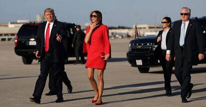 Donald Trump, con corbata roja, y Melania, a su llegada a Palm Beach a principios de febrero.