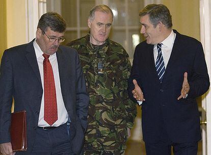 De izquierda a derecha: el secretario británico de Defensa, Bob Ainsworth, el jefe del Estado Mayor, Jock Stirrup y Gordon Brown