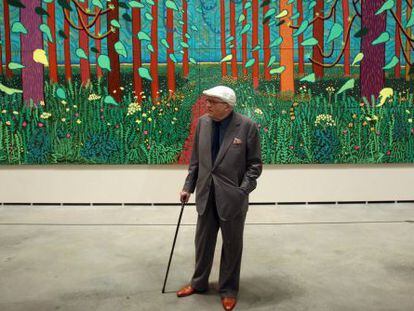 El pintor David Hockney, ayer, ante la pieza central de obra 'La llegada de la primavera en Woldgate en 2011', expuesta en el Guggenheim.