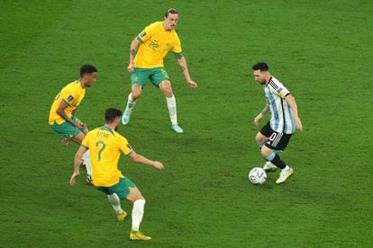 Leo Messi, entre tres rivales contrarios en el partido entre Argentina y Australia.