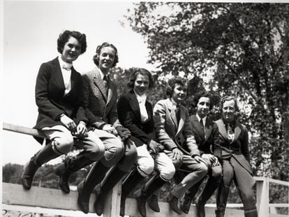 Estudiantes del Smith College sentadas en una valla el día de actividades al aire libre de la universidad, en Northampton, Massachusetts.