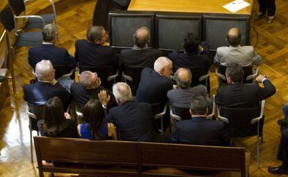 Los implicados en el "Caso Hacienda" conversan entre ellos, durante la lectura pública del fallo de la Audiencia de Barcelona.