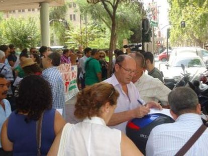 Firmantes del escrito de autoinculpación en Murcia este jueves.