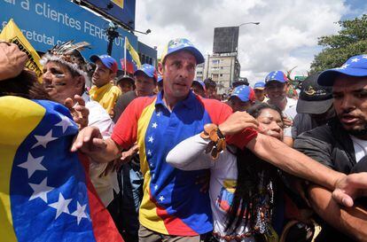 El líder de la oposición, Henrique Capriles, participa en la marcha de Caracas.