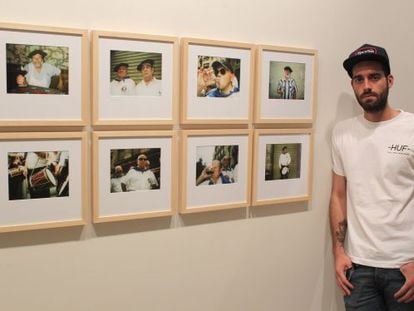 Yosigo, José Javier Serrano, posa junto a sus obras expuestas en 'Últimos años'