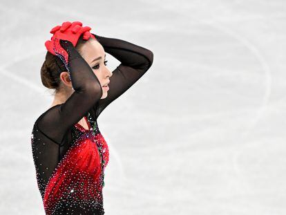 Kamila Valieva durante el programa por equipos en los Juegos de Pekín 2022.